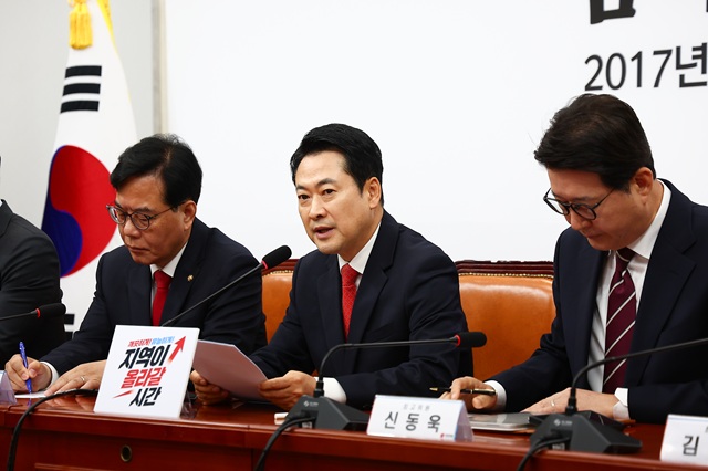 ▲ 장동혁(왼쪽 두번째) 국민의힘 대표가 11일 국회에서 열린 최고위원회의에서 발언하고 있다. ⓒ뉴시스