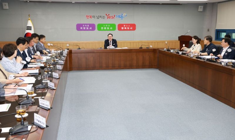 ▲ 계룡시가 11일 시청 상황실에서 부서장 회의를 열고 부시장 권한대행 체제 운영 방향과 주요 현안을 논의하고 있다.ⓒ계룡시