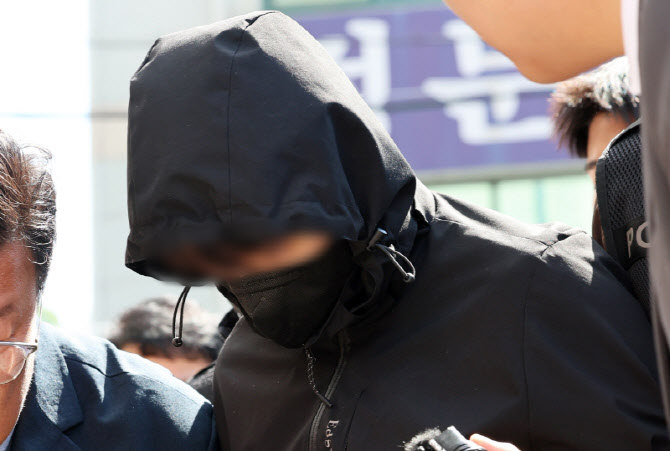 ▲ 지난 7일 오전 광주 동구 광주지방법원에서 '묻지마 살인' 피의자 장모씨가 구속 전 피의자 심문(영장실질심사)을 받기 위해 법정으로 이동하고 있는 모습. ⓒ연합뉴스
