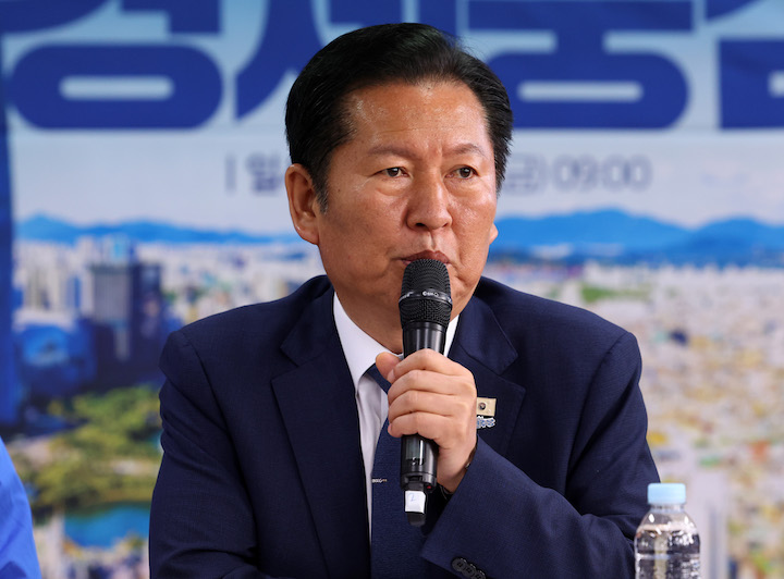 ▲ 정청래 더불어민주당 대표가 지난 8일 오전 서울 송파구 조재희 송파구청장 후보 선거사무소에서 열린 송파구 현장 최고위원회의에 참석해 발언을 하고 있다. ⓒ뉴시스