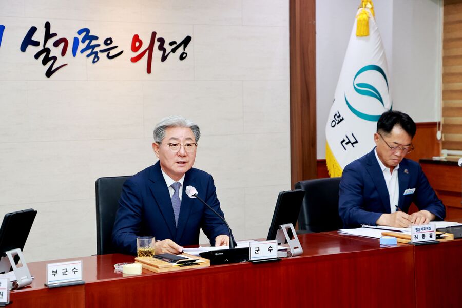▲ 오태완 의령군수는 11일 군청 대회의실에서 열린 민선8기 마지막 확대간부회의에서 흔들림 없는 군정 운영과 민생 현안의 차질 없는 추진을 당부했다.ⓒ의령군