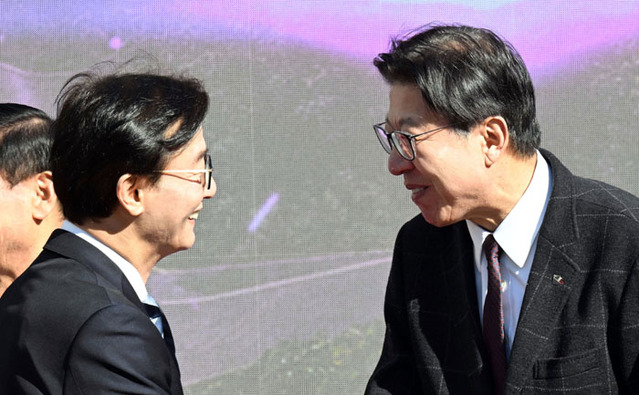 ▲ 전재수 더불어민주당 의원이 지난 2월 9일 부산 북구 만덕나늘목에서 열린 만덕~센텀 고속화도로 개통식에 참석해 박형준 부산시장과 인사하는 모습. ⓒ뉴시스