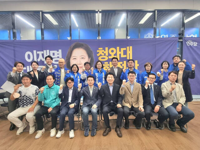 ▲ 더불어민주당 인천 영종 지역 예비후보들과 전 예비후보들이 '민주당 영종 원팀' 체제를 공식 출범한 뒤 기념촬영을 하고 있다. ⓒ손화정 후보 선거사무실 제공