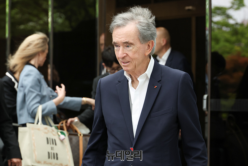 ▲ 베르나르 아르노 LVMH그룹 회장이 11일 오전 서울 김포국제공항 비즈니스항공센터를 통해 입국하고 있다 ⓒ서성진 기자