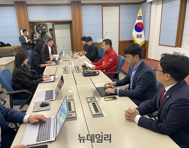 ▲ 김진태 강원특별자치도지사 후보가 11일 오전 강원도청 브리핑룸에서 기자간담회를 열고, 도민들의 경제적 부담을 획기적으로 경감하기 위한 '4대 반값 시리즈' 공약을 발표했다. ⓒ이달수기자