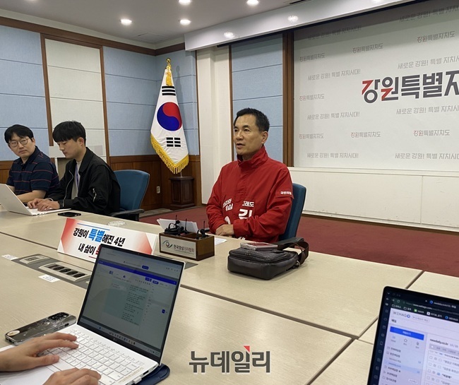 ▲ 김진태 강원특별자치도지사 후보가 11일 오전 강원도청 브리핑룸에서 기자간담회를 열고, 도민들의 경제적 부담을 획기적으로 경감하기 위한 '4대 반값 시리즈' 공약을 발표했다. ⓒ이달수기자