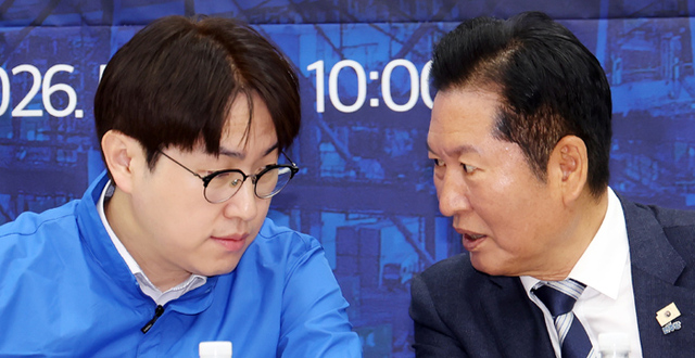 ▲ 정청래 더불어민주당 대표가 지난 4일 부산 동구 부산항 국제전시컨벤션센터에서 열린 부산 현장 최고위원회 회의에 참석, 부산 북갑 보궐선거 예비후보인 하정우 전 청와대 AI미래기획수석과 대화하는 모습. ⓒ뉴시스