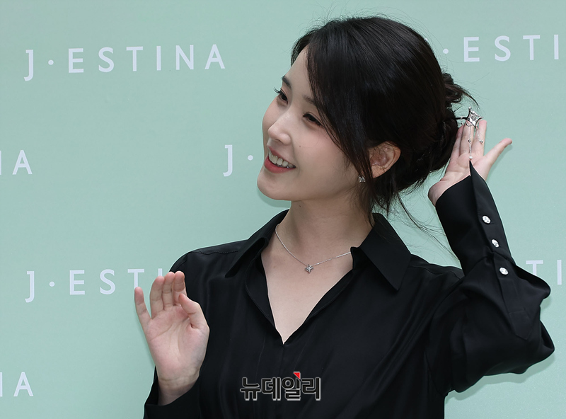 [포토] 아이유, 비녀 하나로 대군부인룩 완성