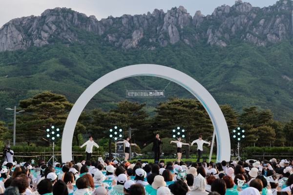 ▲ 9일 고성 콘서트팩 현장에서 장민호 무대가 진행되고 있다.ⓒ여기어때