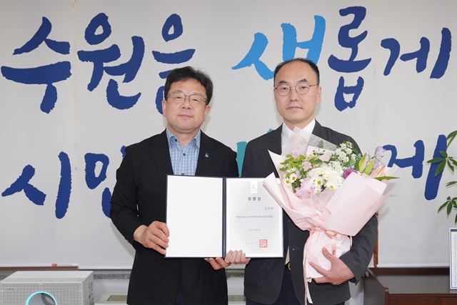 ▲ 김현수 수원시 제1부시장(왼쪽)과 수원도시공사 노동이사로 임명된 조건희 팀장이 11일 수원시청에서 기념촬영을 하고 있다. ⓒ수원도시공사 제공