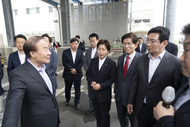 ▲ 양향자 국민의힘 경기도지사 후보와 김문수 전 경기도지사, 이상일 용인시장 후보가 11일 삼성전자 기흥 캠퍼스에서 전영현 삼성전자 DS부문 대표이사를 만나 설명을 듣고 있다. ⓒ양향자 선거캠프 제공