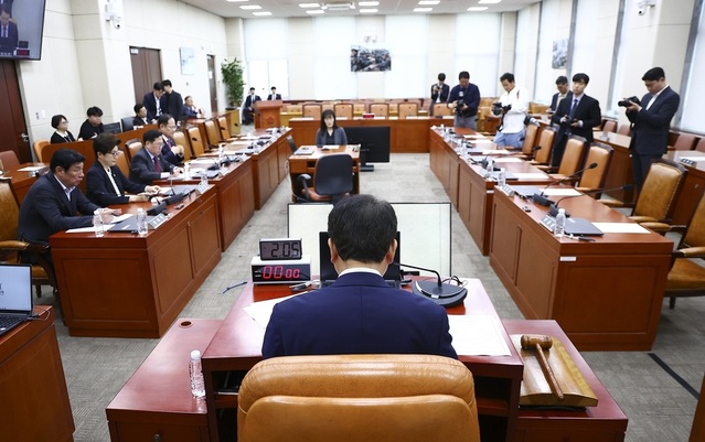 ▲ 11일 오후 서울 여의도 국회에서 제435-1차 국방위원회 전체회의가 열리고 있는 가운데 여당 자리가 비어 있다. 이날 회의는 나무호 피격 관련 긴급현안질의를 위해 개의됐다. 2026.05.11. ⓒ뉴시스