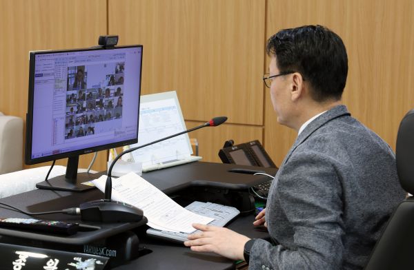 ▲ 홍종완 충남도지사 권한대행이 11일 도청 영상회의실에서 긴급 실국원장 영상회의를 주재하며 주요 도정 현안을 점검하고 있다.ⓒ충남도