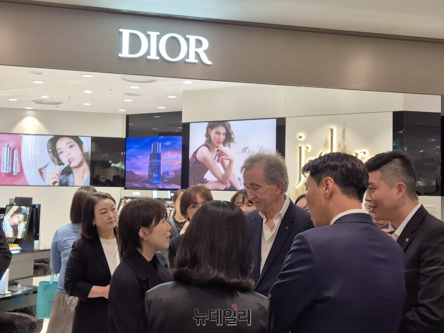 ▲ 베르나르 아르노 LVMH 회장이 롯데백화점 본점 지하 1층에 위치한 디올 뷰티 매장 앞에서 관계자 설명을 듣고 있다.ⓒ조현우 기자