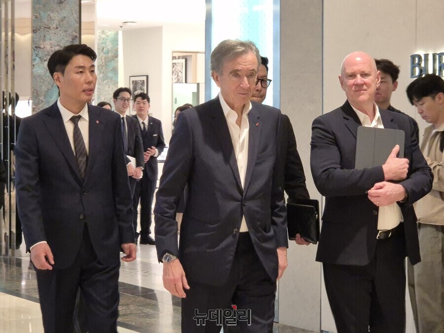 ▲ 정현석 롯데백화점 대표이사와 베르나르 아르노 LVMH 회장이 이동하고 있다.ⓒ조현우 기자