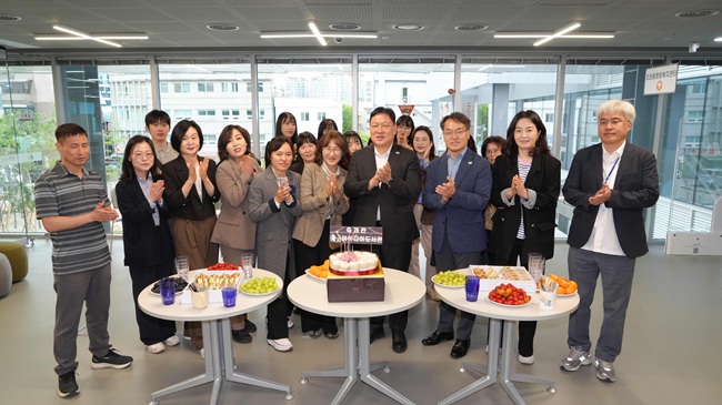 ▲ 아이디어도서관은 오전 9시부터 오후 6시까지 운영된다. 매주 금요일은 휴관이다. 아이디어도서관은 초등학교 4학년부터 중학교 2학년까지의 '트윈세대'를 주 이용 대상으로 한 특화 도서관이다. ⓒ춘천시