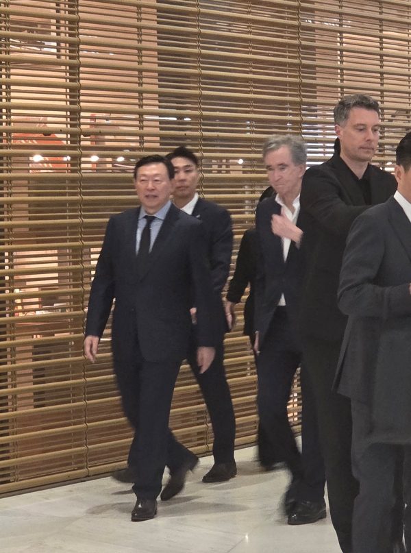 ▲ 잠실점 애비뉴엘 로비에서는 신동빈 롯데그룹 회장과 신유열 롯데지주 미래성장실장, 정현석 롯데백화점 대표가 직접 나와 아르노 회장을 맞이했다. ⓒ최신혜 기자