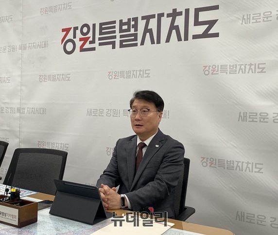 ▲ 여중협 강원특별자치도지사 권한대행이 11일 도청 기자실에서 정례 브리핑을 통해 산불예방 조치에 대해 설명하고 있다. ⓒ이달수기자