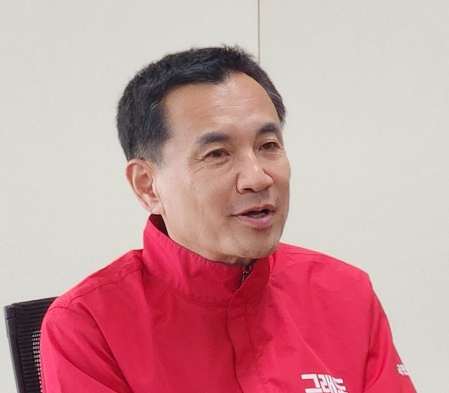 "정치평론 말고 정책 대결하자" … 김진태, 우상호 향해 '공약 실종 선거' 직격