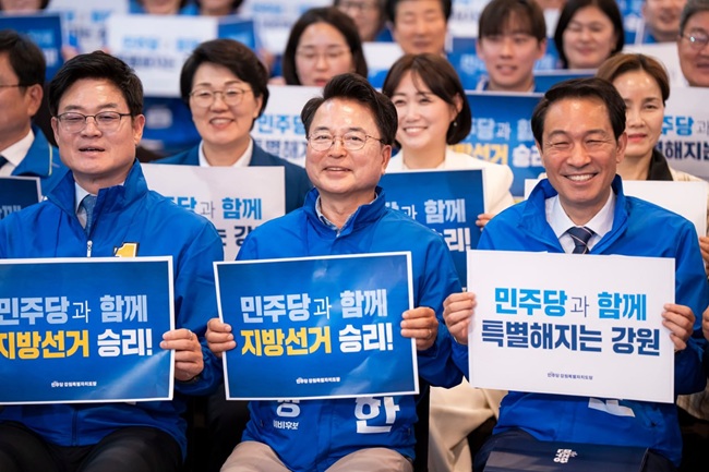 ▲ 육동한 더불어민주당 춘천시장 후보가 11일 춘천스카이컨벤션에서 열린 '더불어민주당 강원 춘천 현장 중앙선거대책위원회' 회의 및 '강원지역 공천자 대회'에 참석해 지방선거 승리를 향한 결의를 다졌다. ⓒ육동한 후보 캠프 제공
