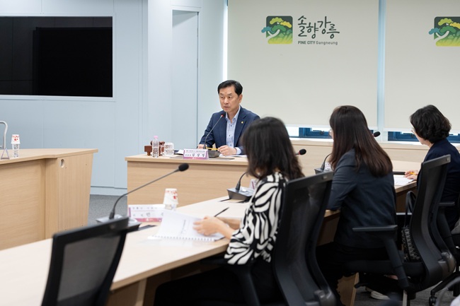 ▲ 강릉시가 11일 강릉시청 8층 상황실에서 관내 이주민의 안정적 정착을 돕기 위한 '2026년 상반기 외국인주민 및 다문화가족 지원협의회'를 개최했다. ⓒ강릉시