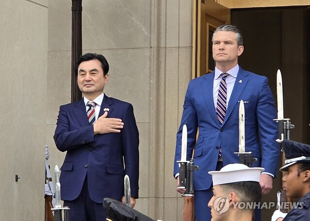 ▲ 안규백 국방부 장관과 피트 헤그세스 미국 국방부(전쟁부) 장관이 11일(현지시각) 미국 워싱턴 D. C. 인근 국방부 청사에서 회담에 앞서 양국 국가연주 등 의례에 참석하고 있다.ⓒ연합뉴스
