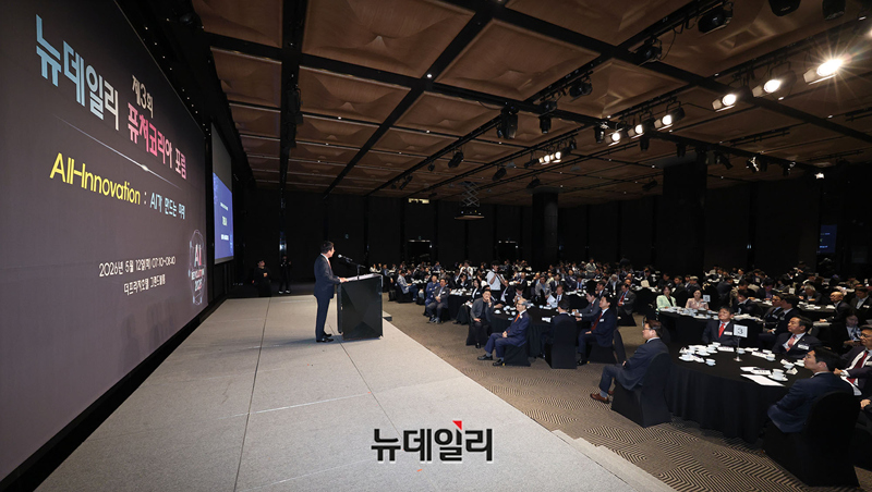 ▲ 12일 오전 서울 중구 더 플라자 호텔 그랜드볼룸에서 '제3회 뉴데일리 퓨처코리아 포럼'을 개최한 이성복 뉴데일리 대표가 개회사를 하고 있다. ⓒ정상윤 기자