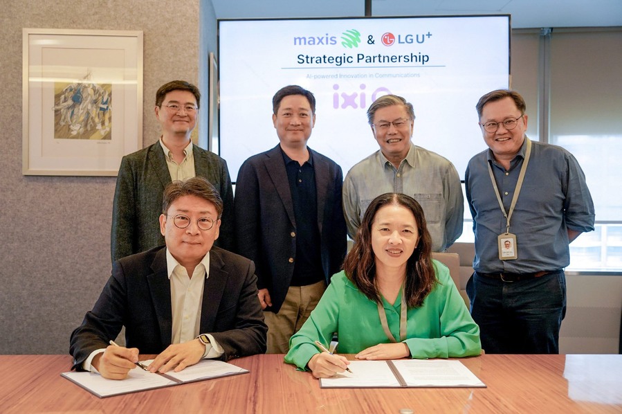 ▲ LG유플러스는 말레이시아 선도 통신 사업자인 맥시스(Maxis)와 AI 통화 서비스 ‘익시오(ixi-O)’의 말레이시아 상용 출시를 추진하기로 합의했다고 12일 밝혔다. 홍범식 LG유플러스 대표(뒷줄 왼쪽에서 두 번째)와 맥시스 고 쇼 엥(Goh Seow Eng) CEO(뒷줄 왼쪽에서 세 번째)를 비롯한 양사 주요 경영진이 말레이시아 현지에서 진행된 협약식에서 기념촬영을 하는 모습. ⓒLG유플러스
