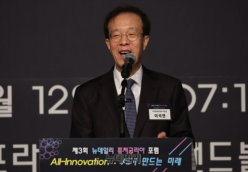 ▲ 대통령 직속 국민통합위원회 이석연 위원장이 12일 오전 서울 중구 더 플라자 호텔 그랜드볼룸에서 열린 '제3회 뉴데일리 퓨처코리아 포럼'에 참석해 축사를 하고 있다. ⓒ정상윤 기자