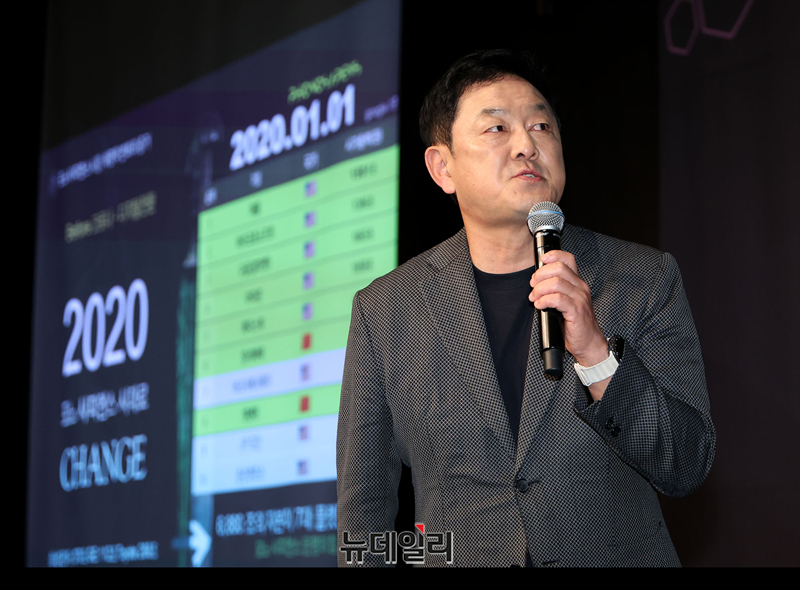 ▲ 최재붕 성균관대 교수가 12일 오전 서울 중구 더플라자호텔에서 열린 제3회 뉴데일리 퓨처코리아 포럼(AI가 만드는 미래)에서 'AI 사피엔스 시대 생존 전략'을 주제로 강연을하고 있다. ⓒ정상윤 기자