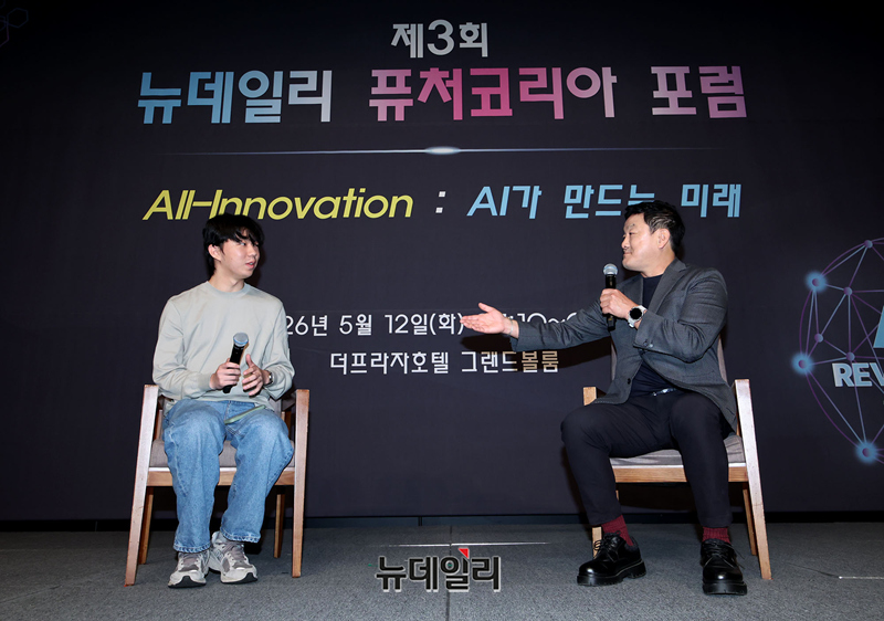 ▲ 최재붕 성균관대 교수(오른쪽)와 오재호 파일러 대표(왼쪽)가 12일 오전 서울 중구 더플라자호텔에서 열린 제3회 뉴데일리 퓨처코리아 포럼(AI가 만드는 미래)에서 AI를 주제로 특별대담을 갖고 있다. ⓒ정상윤 기자