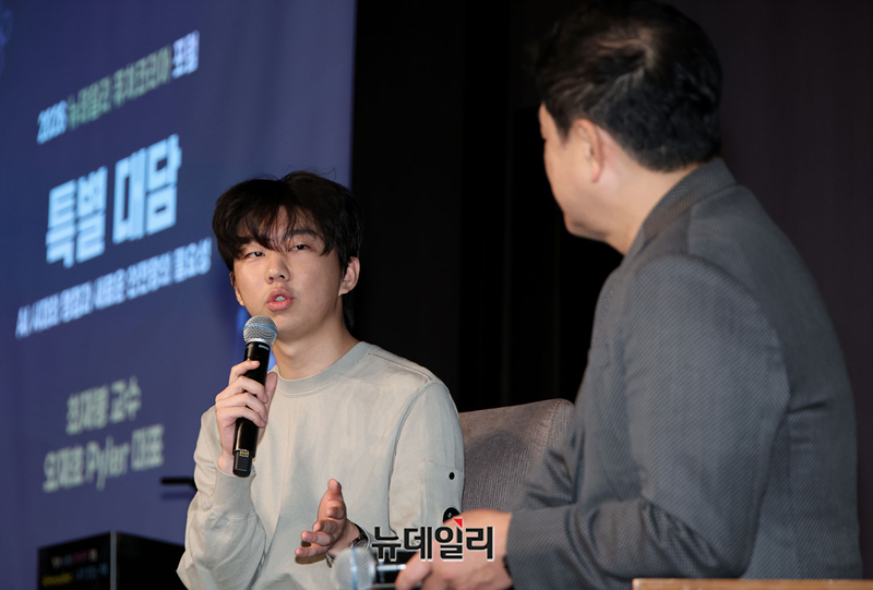 ▲ 최재붕 성균관대 교수(오른쪽)와 오재호 파일러 대표가 12일 오전 서울 중구 더플라자호텔에서 열린 제3회 뉴데일리 퓨처코리아 포럼(AI가 만드는 미래)에서 AI를 주제로 특별대담을 갖고 있다. ⓒ정상윤 기자