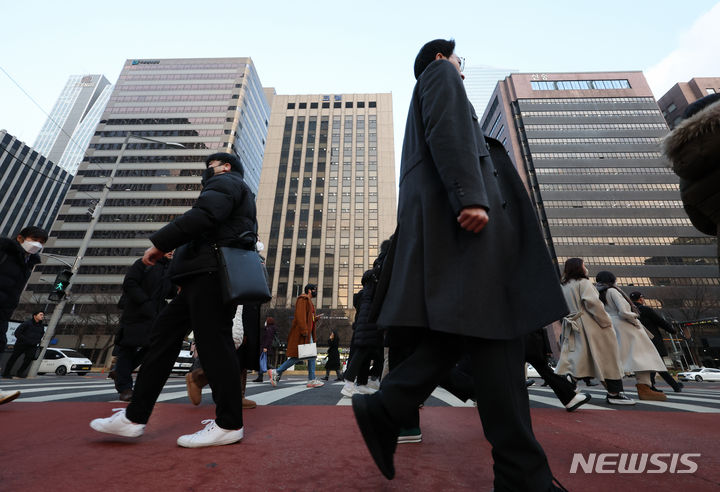 ▲ 서울 여의도역 인근에서 직장인들이 출근하고 있다. ⓒ뉴시스