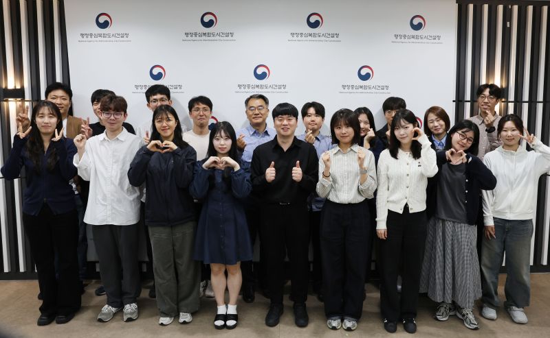 ▲ 행정중심복합도시건설청 ‘해피브릿지(Happy Bridge) 2기’ 참여 직원들이 12일 정부세종청사 6동에서 열린 발대식 후 기념촬영을 하고 있다. 행복청은 세대·직급 간 소통 강화와 조직문화 혁신을 위해 해피브릿지 2기 활동을 본격 추진한다.ⓒ행복청