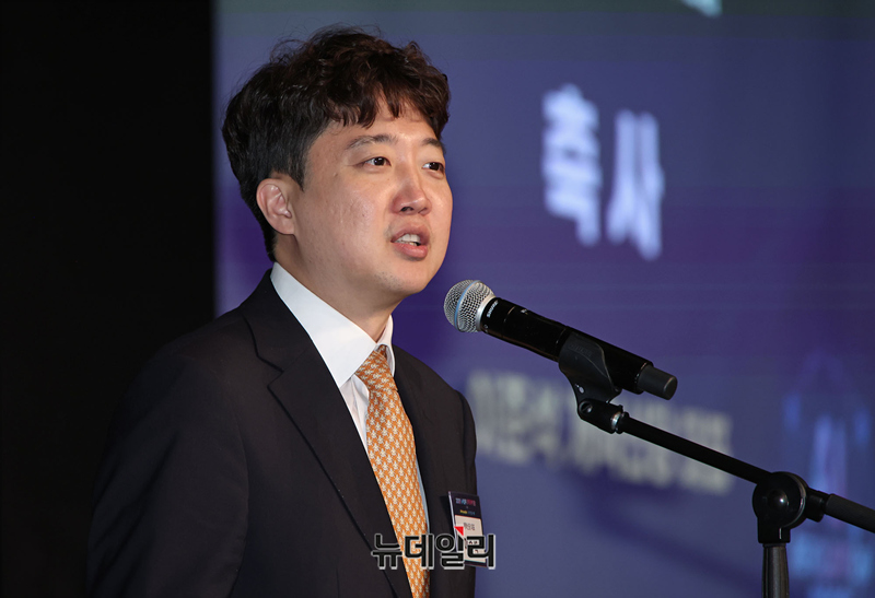 ▲ 이준석 개혁신당 대표가 12일 오전 서울 중구 더 플라자 호텔 그랜드볼룸에서 열린 '제3회 뉴데일리 퓨처코리아 포럼'에 참석해 축사를 하고 있다. ⓒ뉴데일리
