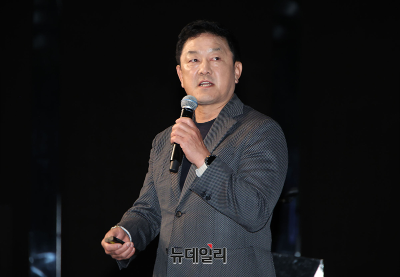 ▲ 최재붕 성균관대학교 서비스융합디자인학과 교수가 '제3회 뉴데일리 퓨처코리아 포럼'에서 특별 강연을 하고 있다. ⓒ뉴데일리
