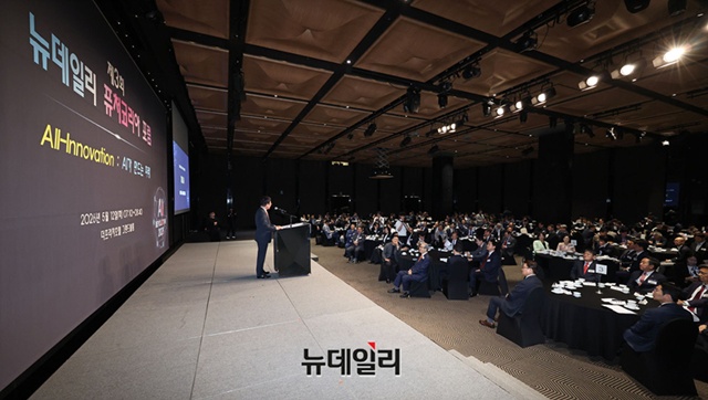 ▲ 종합미디어그룹 뉴데일리가 12일 오전 서울 중구 더 플라자 호텔 그랜드볼룸에서 '제3회 뉴데일리 퓨처코리아 포럼'을 개최했다. 이날 행사에는 정치권과 산업계, 학계, 법조계, 의료계, 문화·스포츠계 인사 등 570여명이 참석해 성황을 이뤘다. ⓒ뉴데일리