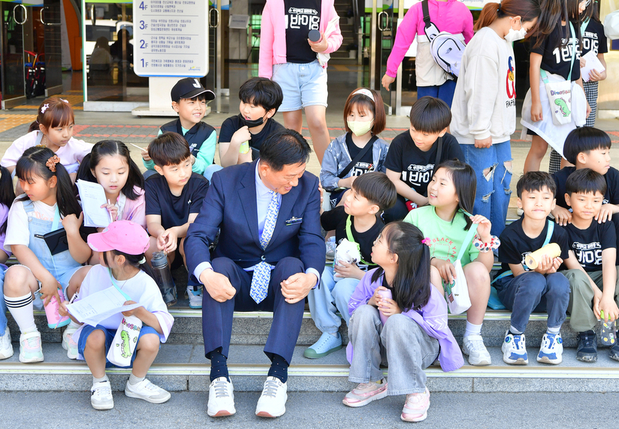 ▲ 2025년 5월 함평군청에서 어린이들과 함께 애기를 나누고있다.ⓒ김한종 장성군수 후보 제공