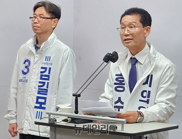 ▲ 홍순기 세종시보통교부세 정상추진위원장(오른쪽)이 12일 세종시청 정음실에서 기자회견을 열고 세종시 기초사무 수행분 보통교부세 산정과 관련한 법제처 유권해석 재검토를 촉구하고 있다.ⓒ아길표 기자