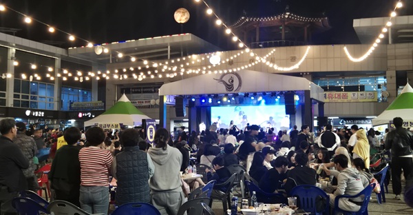 ▲ ‘백마강달밤야시장’이 10년을 맞아 군민과 관광객이 함께한 축제로 성황리에 마무리됐다. ⓒ부여군