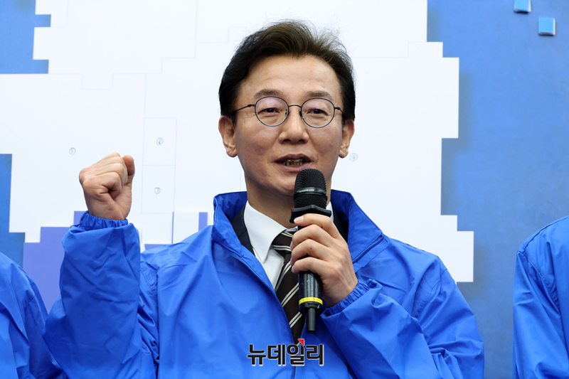 ▲ 전재수 더불어민주당 부산시장 후보가 4월 23일 국회에서 열린 '더불어민주당 16개 광역단체장 후보자 연석회의'에서 결의를 다지고 있다. ⓒ이종현 기자