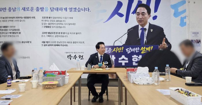 ▲ 박수현 충남도지사 예비후보가 12일 천안 선거사무소에서 충남종목단체협회장들과 간담회를 열고 체육 현안과 발전 방안을 논의하고 있다.ⓒ선거 캠프