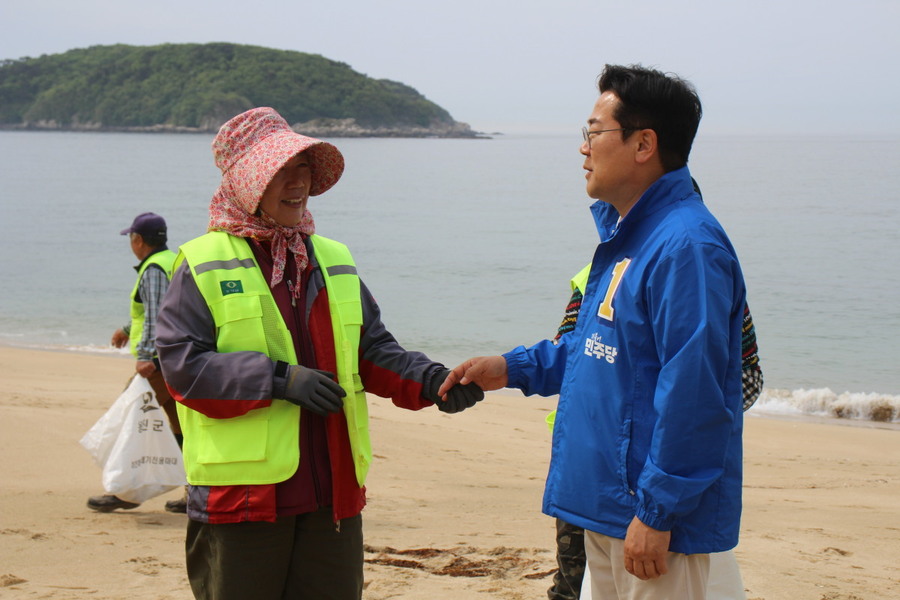 ▲ 더불어민주당 박찬대 인천시장 후보가 덕적도에서 주민들을 만나 애로사항을 듣고 있다.ⓒ박찬대 후보 캠프 제공