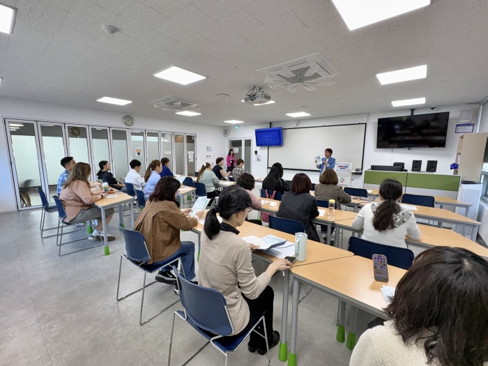 ▲ 인천시에 거주하는 외국인들이 지방세 납부 등에 대한 교육을 받고 있다.ⓒ인천시 제공