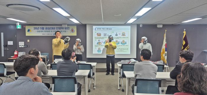 ▲ 12일 실시된 민방위 훈련에서 IPA 임직원들이 방독면 착용 실습을 하고 있다. ⓒ인천항만공사 제공