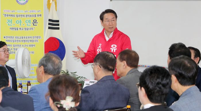 ▲ 유정복 국민의 힘 인천시장 후보가 12일 인천 전국 아파트입주자대표회의 연합회에서 열린 간담회에서 의견을 나누고 있다.ⓒ유정복 후보 캠프 제공