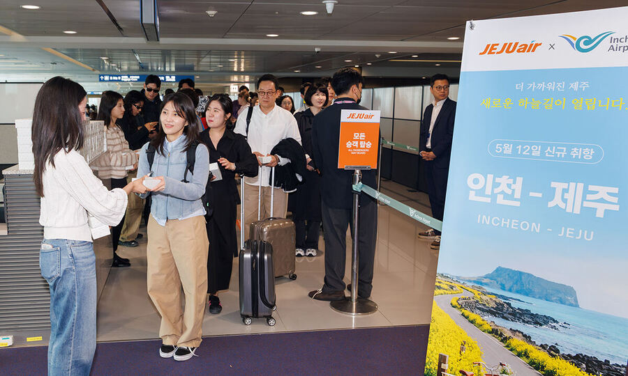 ▲ 12일 인천공항 제1여객터미널에서 10년 만에 운영을 재개한 인천-제주노선 승객들이 탑승수속을 하고 있다.ⓒ인천공항공사 제공