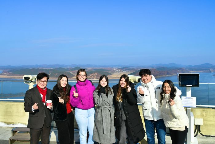 ▲ 김병수(왼쪽) 국민의 힘 김포시장 후보가 애기봉을 찾은 외국인들과 사진촬영을 하고 있다. ⓒ 김병수 후보 캠프 제공