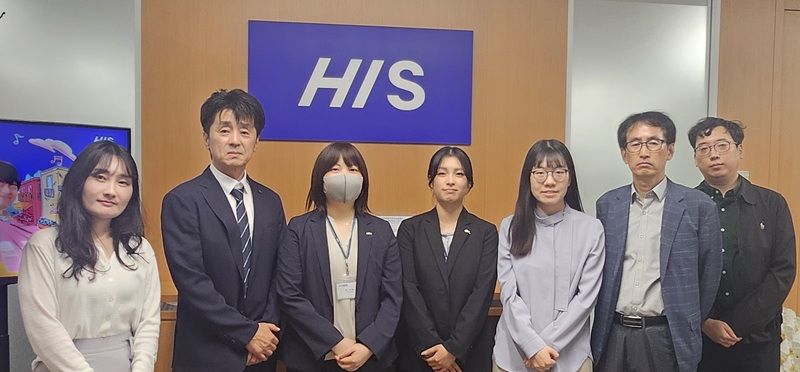 ▲ 일본 오사카 HIS 여행사를 방문한 충남도 방문단이 관계자들과 충남 관광상품 개발 및 관광객 유치 협력 방안을 논의한 뒤 기념촬영을 하고 있다.ⓒ충남도
