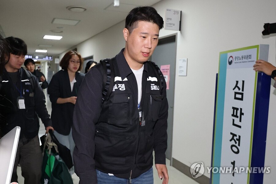 ▲ 중노위 협상장 떠나는 최승호 노조위원장ⓒ연합